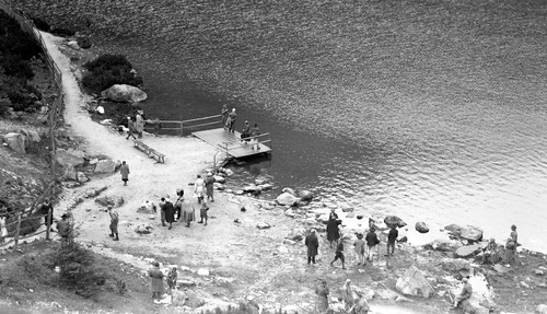 Turyści przy Morskim Oku w Tatrach 1938 r. Fot. ze zbiorów NAC