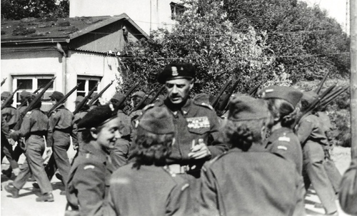Gen. Władysław Anders wśród junaczek, 1942 r. Fot. AIPN