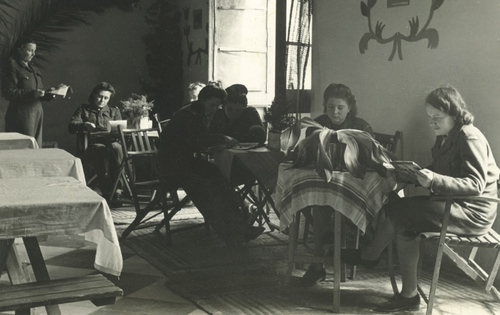 Odpoczynek w świetlicy. Szkoły Junaczek zorganizowano na wzór wojskowy, nauczycielkami były ochotniczki z Pomocniczej
Służby Kobiet. Fot. AIPN