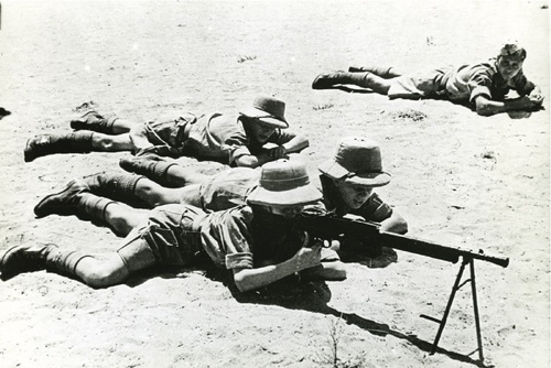 Młodzi żołnierze podczas ćwiczeń wojskowych. Junacka Szkoła Kadetów miała szkolić kadry dla wszystkich rodzajów
broni. Fot. AIPN