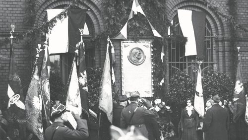 Odsłonięcie tablicy upamiętniającej Józefa Piłsudskiego na fasadzie dworca kolejowego w Poznaniu, 1934 rok