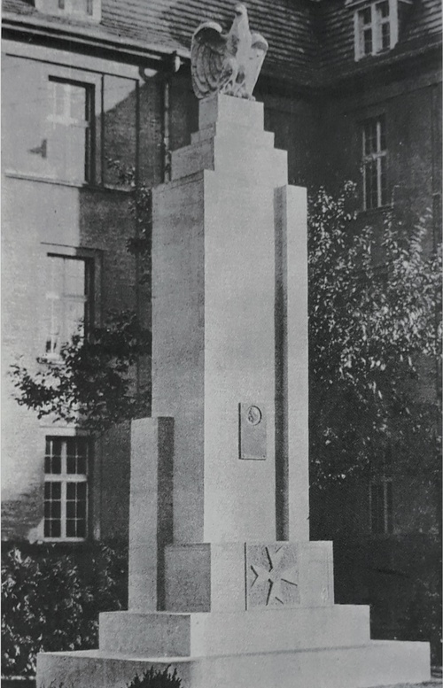 Pomnik poświęcony Józefowi Piłsudskiemu przy ul. Rolnej w Poznaniu, lata 30. XX wieku (fot. z zasobu Centralnego Archiwum Wojskowego w Warszawie)