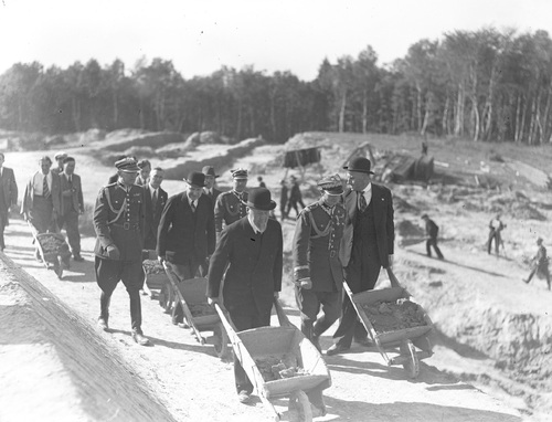 Sypanie kopca na Sowińcu, na pierwszym planie z taczką A. Prystor, fot. NAC