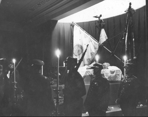 Warta honorowa przy trumnie Józefa Piłsudskiego w Belwederze. Nad głową Marszałka umieszczono trzy przybrane kirem sztandary Wojska Polskiego – z 1831 r., z 1863 r. oraz legionowy. W dłonie zmarłego wetknięto wizerunek Matki Boskiej Ostrobramskiej. Warszawa, 13–14 maja 1935 r. Fot. NAC