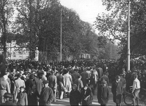 Tłumy ludzi przed Belwederem żegnające zmarłego Marszałka. Warszawa, 13–14 maja 1935 r. Fot. NAC