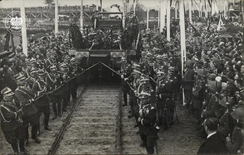 Ostatni akt pożegnania Józefa Piłsudskiego w stolicy, uroczystość na Polu Mokotowskim (obecnie park noszący imię Marszałka). Na zdjęciu generałowie Wojska Polskiego ciągnący platformę z trumną po torach przygotowanych specjalnie na tę okazję, prowadzących do stacji kolejowej. Warszawa, 17 maja 1935 r. Fot. z zasobu IPN