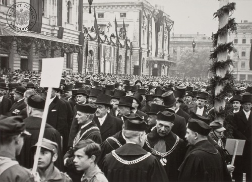 Przedstawiciele Wojska Polskiego i uczelni krakowskich oraz mieszkańcy miasta i przybyli goście oczekujący na placu Kolejowym (obecnie plac Jana Nowaka-Jeziorańskiego) na przejście konduktu pogrzebowego Józefa Piłsudskiego. Kraków, 18 maja 1935 r. Fot. z zasobu IPN