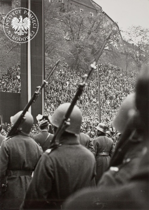 Tłumy ludzi na wzgórzu wawelskim żegnające Marszałka tuż przed miejscem wiecznego spoczynku. Na pierwszym planie żołnierze WP, ustawieni wzdłuż trasy konduktu pogrzebowego. 18 maja 1935 r. Fot. z zasobu IPN