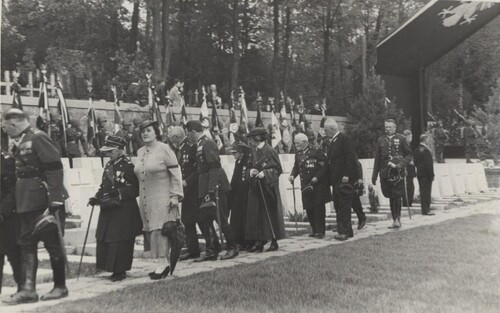 Weterani powstania styczniowego 1863 r. w kondukcie żałobnym podczas uroczystości złożenia urny z sercem Józefa Piłsudskiego na cmentarzu na Rossie. Wilno, 12 maja 1936 r. Fot. ze zbiorów Biblioteki Narodowej (Polona)