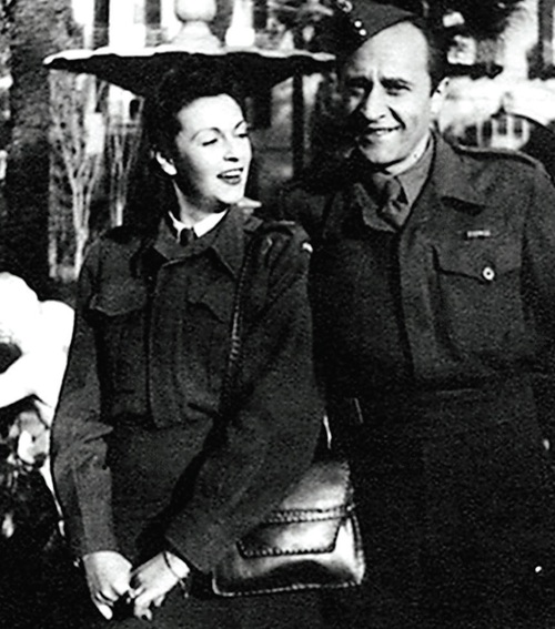 Adam Aston i jego żona Lucyna w mundurach żołnierzy 2. Korpusu Polskiego (fot. ze zbiorów NAC)