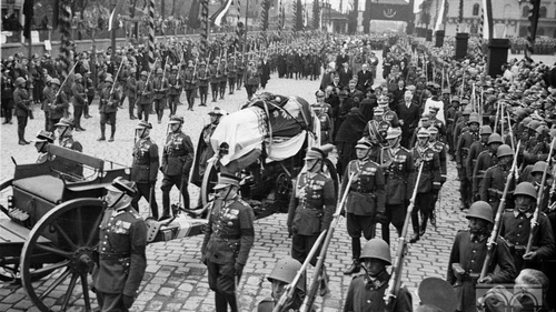 Uroczystości pogrzebowe Marszałka Józefa Piłsudskiego w Krakowie; 18 V 1935 r. (z zasobów Cyfrowego Thesaurusa Muzeum Krakowa)