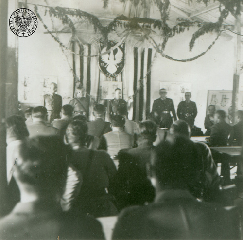 Otwarcie przez gen. Stanisława Kopańskiego, dowódcę Samodzielnej Brygady Strzelców Karpackich (stoi 3 z lewej) 1. kursu kierowców pojazdów mechanicznych Brygady Karpackiej w Al-Dekheila pod Aleksandrią w Egipcie, 13 stycznia 1941 r. (fot. z zasobu IPN)