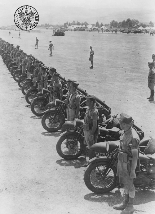 Oddział motocyklistów Polskich Sił Zbrojnych na Bliskim Wschodzie (prawdopodobnie z Samodzielnej Brygady Strzelców Karpackich) podczas uroczystego przeglądu w obozie wojskowym. Zdjęcie z okresu pomiędzy 1940 a 1943 rokiem (fot. z zasobu IPN)
