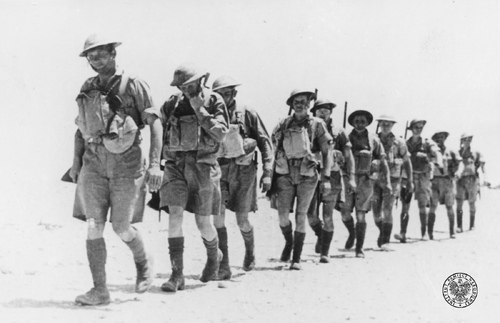 Grupa żołnierzy Samodzielnej Brygady Strzelców Karpackich w marszu przez pustynię pod Gazalą (Libia). Zdjęcie z okresu pomiędzy 1941 a 1942 rokiem (fot. z zasobu IPN)