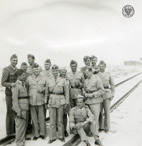 Żołnierze Samodzielnej Brygady Strzelców Karpackich na torach przed kasynem w obozie w Al-Dekheila pod Aleksandrią w Egipcie w Wielkanoc 1941 r.  (fot. z zasobu IPN)