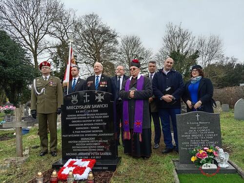 Uroczystość poświęcenia nagrobka gen. Mieczysława Sawickiego na cmentarzu St. Peter Churchyard w podlondyńskim Iver, 12 lutego 2023 r. Pomnik nagrobny został ufundowany przez IPN z okazji 15. rocznicy śmierci generała (fot. IPN)