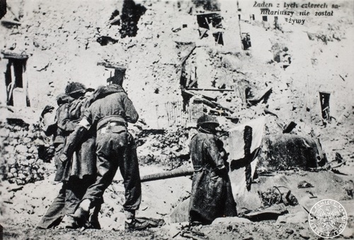 Polscy sanitariusze prowadzą rannych kolegów. Na zdjęciu napis: Żaden z tych czterech sanitariuszy nie został żywy. Podpis: M. Cassino – Sanitariusze ratowali innych kolegów i ginęli jak inni. Fot. z zasobu AIPN