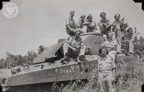 Polscy żołnierze na czołgu M4 Sherman. Fot. z zasobu AIPN