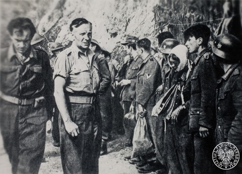 Jeńcy niemieccy pojmani przez żołnierzy polskich pod Monte Cassino. Podpis: „Nosił wilk razy kilka, ponieśli i wilka” – Ubermensch wpadł w ręce zwycięsko idącej Polskiej Armji w 1944 r. Fot. z zasobu AIPN