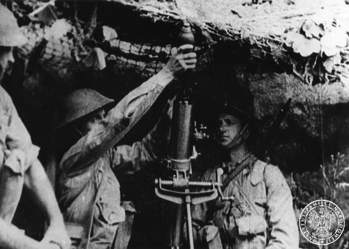 Obsługa polskiego moździerza (3-calowego) w jednej z jednostek 2 Korpusu Polskiego podczas prowadzenia ostrzału na zamaskowany stanowisku ogniowym (prawdopodobnie rejon Monte Cassino). Fot. z zasobu AIPN