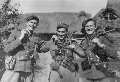 Członkowie piątej Brygady Wileńskiej AK. Od lewej: Jerzy Lejkowski ps. Szpagat, Zdzisław Badocha ps. Żelazny, Henryk Wieliczko ps. Lufa (fot. z zasobu IPN)