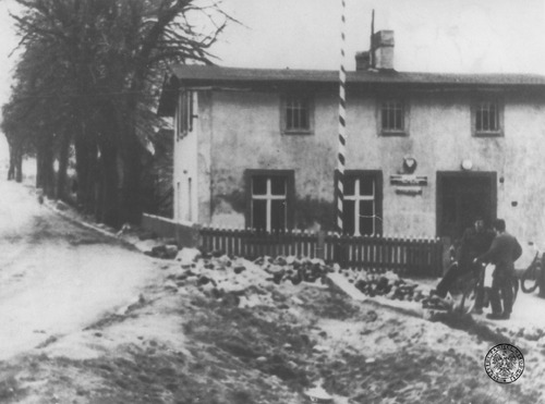 Posterunek Milicji Obywatelskiej i Urzędu Bezpieczeństwa w Starej Kiszewie po rajdzie Zdzisława Badochy ps. Żelazny, 1946 r. (fot. z zasobu IPN)