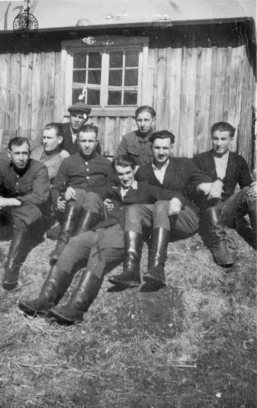 Zdzisław Badocha ps. Żelazny (w środku) w towarzystwie żołnierzy z Bojowego Oddziału Armii (BOA) pozuje do zdjęcia na tle warsztatu spółdzielni Robotnik. Bobolice, 1946 r. (fot. z zasobu IPN)