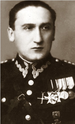 Major Jan Żychoń w mundurze w stopniu kapitana Wojska Polskiego, fot. z zasobu Narodowego Archiwum Cyfrowego