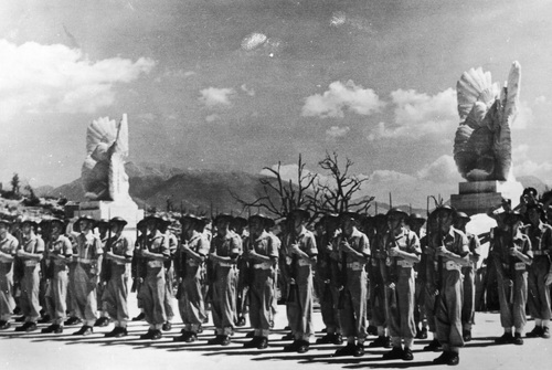 Kompania honorowa 5. Kresowej Dywizji Piechoty na Polskim Cmentarzu Wojennym na Monte Cassino. W tle widoczne ruiny klasztoru, fot. z zasobu Narodowego Archiwum Cyfrowego