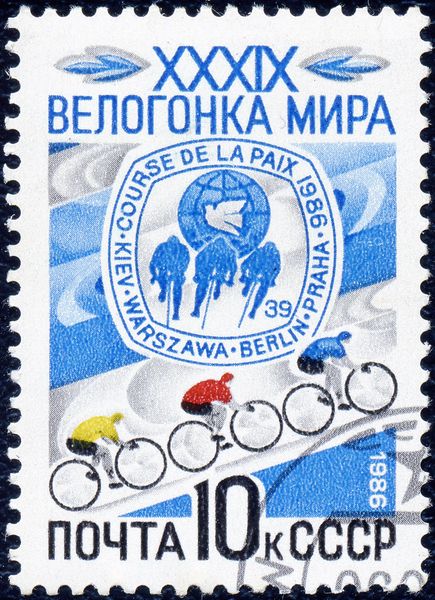 Sowiecki znaczek pocztowy wydany z okazji XXXIX Wyścigu Pokoju w 1986 r. Proj. Jurija Arcymieniewa (domena publiczna)