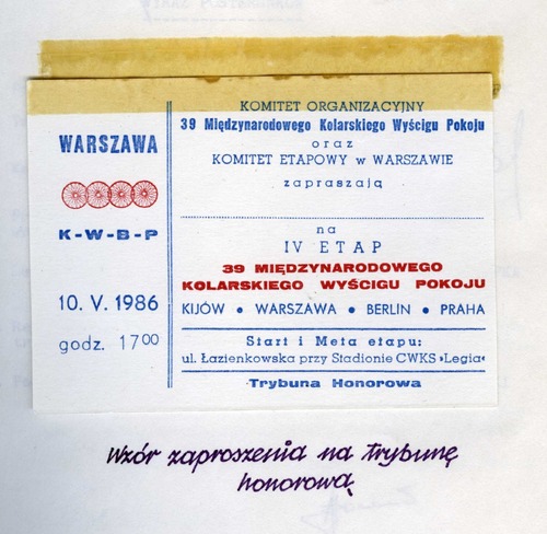 Wzór zaproszenia na trybunę honorową podczas IV etapu XXXIX Wyścigu Pokoju, rozgrywanego w Warszawie 10 maja 1986 r. (z zasobu AIPN)