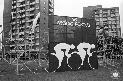 Reklama XXXVI Wyścigu Pokoju (1983) na pl. Teatralnym w Warszawie. W głębi bloki przy ul. Bielańskiej i Daniłowiczowskiej (fot. Jan Hausbrandt, z zasobu AIPN)
