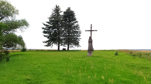 Grób 16 mieszkańców Olkienik zamordowanych 25 maja 1942 r. (fot. naszapamiec.pl - strona Ambasady RP w Wilnie)