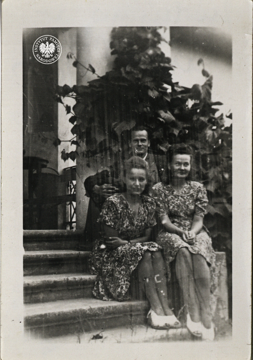 Henryk Żuk z Barbarą Sadowską (z lewej) i siostrą Jadwigą (fot. z zasobu AIPN)