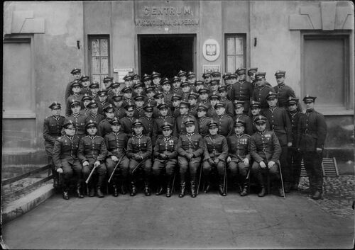 Fotografia zbiorowa wykonana przed wejściem do Centrum Wyszkolenia Saperów. Modlin, 18 grudnia 1936 r.
