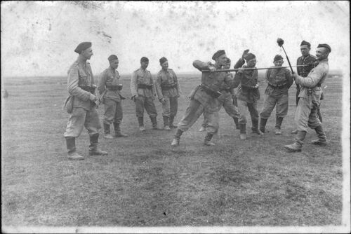 Uczniowie Szkoły Podchorążych Rezerwy Saperów w Modlinie podczas ćwiczeń. Modlin, kwiecień 1937 r.