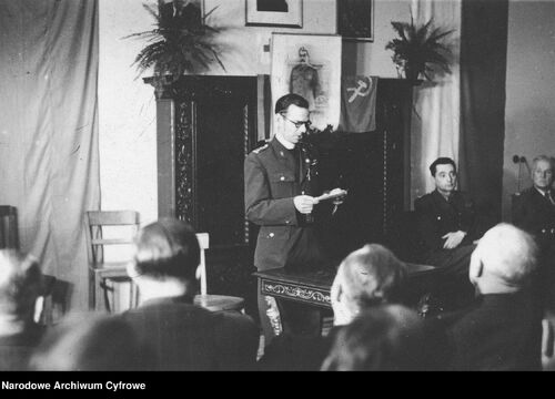 Generalny Dziekan WP ks. płk Wacław Pyszkowski przemawia podczas akademii z okazji trzydziestej rocznicy Rewolucji Październikowej zorganizowanej przez PCK w Warszawie, 1947 r. (fot. z zasobu Narodowego Archiwum Cyfrowego)