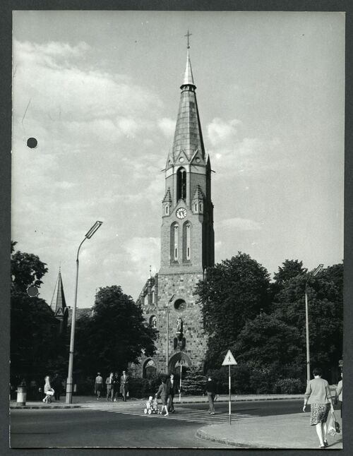 Kościół garnizonowy pw. św. Jerzego w Sopocie, umiejscowiony w reprezentatywnym miejscu miasta, lata sześćdziesiąte XX w. (fot. Archiwum Państwowe w Gdańsku)