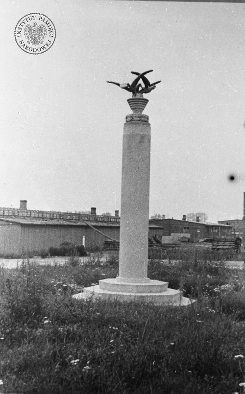 Kolumna Trzech Orłów autorstwa Albina Bonieckiego na zdjęciu wykonanym po wyzwoleniu KL Lublin w lipcu 1944 r. Fot. z zasobu IPN