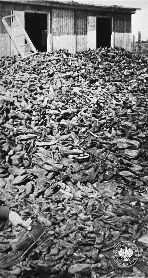 Stos obuwia więźniów Majdanka przed jednym z baraków. Zdjęcie wykonane w KL Lublin po wyzwoleniu obozu w lipcu 1944 r. Fot. z zasobu IPN