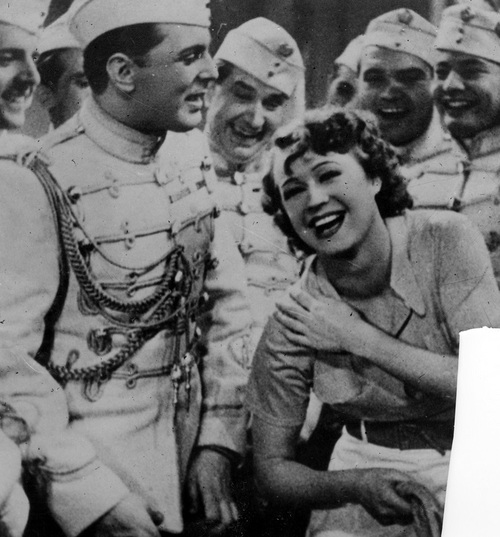 Aleksander Żabczyński jako porucznik Niko – książę Quanti, oraz Loda Halama jako córka pułku w jednej ze scen filmu "Manewry miłosne", 1935 r. (fot. z zasobu NAC)