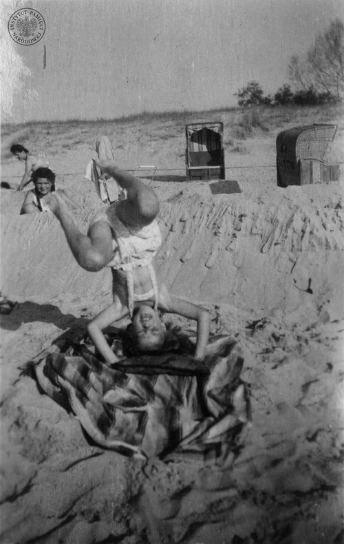 Dziecko bawiące się na plaży (fot. z zasobu AIPN)