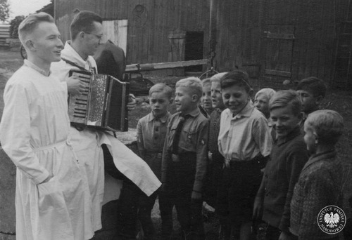 Lekcja śpiewu młodzieży wiejskiej z osady Konigsbach. Jeden z chłopców jest w mundurze Hitlerjugend – początek lat 40. XX w. (fot. z zasobu AIPN)