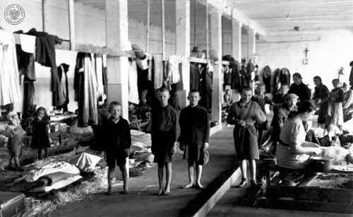 Jedna z sal niezidentyfikowanego obozu przejściowego w Łodzi – lata 40 XX w. (fot. z zasobu AIPN)