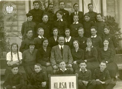 Jedna z klas gimnazjum w Gorlicach lub Tczewie – lata 30. XX w. Zdjęcie pochodzi z kolekcji por. Romana Zygmunta Skwary przekazanej do zasobu IPN przez p. Katarzynę Milcarek (fot. z zasobu AIPN)