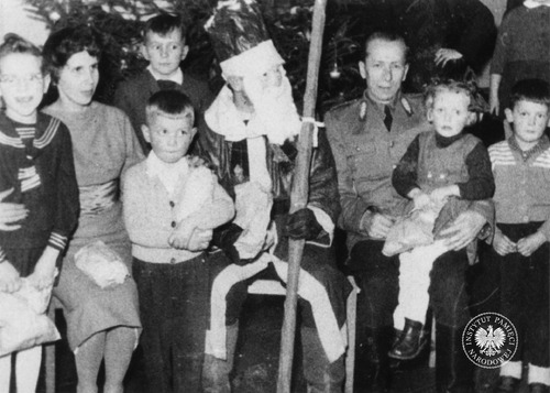 Milicyjna zabawa mikołajkowa (fot. z zasobu AIPN)