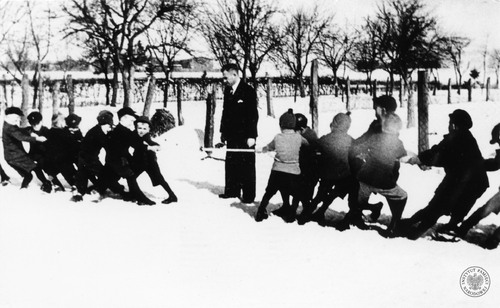 Dzieci ze szkoły w Głomsku (powiat złotowski) podczas lekcji wychowania fizycznego – 1939 r. (fot. z zasobu AIPN)