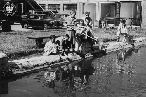 Dzieci nad zbiornikiem wodnym (fot. z zasobu AIPN)