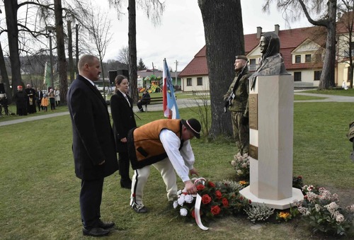 Wnuk Katarzyny Filipek Stanisław składa kwiaty (fot. Żaneta Wierzgzacza, IPN)