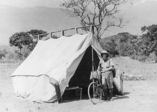 Podróżnik Kazimierz Nowak podczas pobytu w Kongu Belgijskim (ob. Demokratyczna Republika Konga), 1933 r. (fot. ze zbiorów NAC)